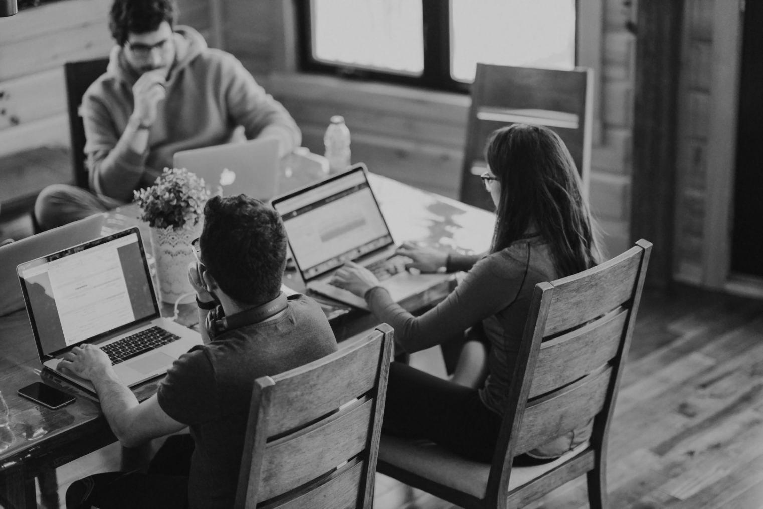 Sesión de trabajo colaborativo en finanzas con profesionales analizando datos en equipo